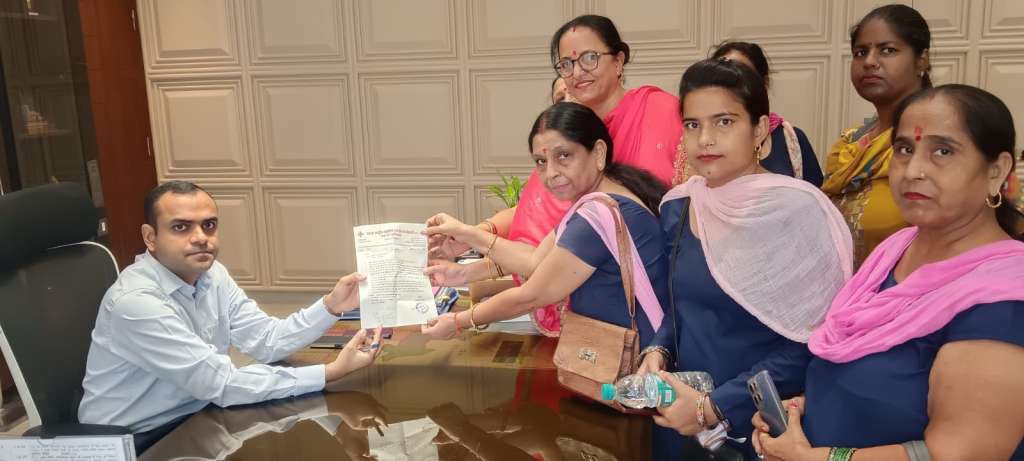 आशा कार्यकर्ताओं ने डीएम से वेतन, मानदेय और दिवाली बोनस समेत उठाईं 10 मांगें