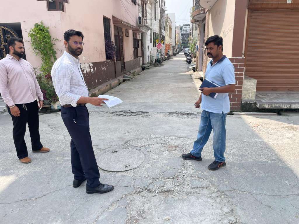 हरिद्वार में पैचवर्क कार्यों की नगर आयुक्त नंदन कुमार IAS ने की जांच, खन्ना नगर में गुणवत्ता खराब मिलने पर JE को नोटिस के निर्देश