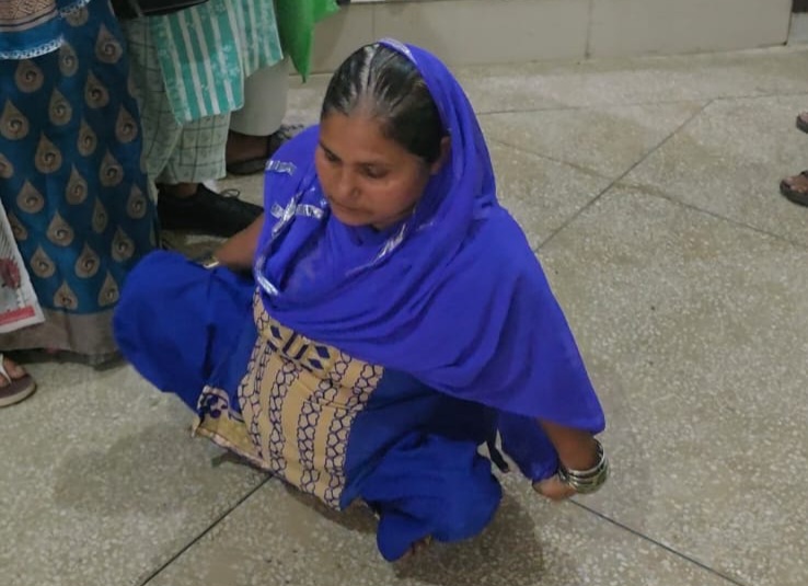 हरिद्वार में डीएम साहब का जनता दरबार: फाइलों में गांव का मौसम गुलाबी है, जमीनी हकीकत पर सवाल, राशन कार्ड के लिए छह माह से भटक रही दिव्यांग महिला, देखिए वीडियो