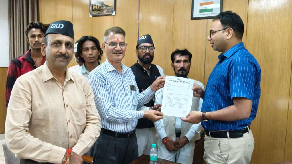 कुंभ निर्माण कार्यों पर बढ़ी नाराजगी, भाजपा पार्षद के बाद अब यूकेडी का हल्ला बोल, अपर मेलाधिकारी का किया घेराव, देखिए वीडियो