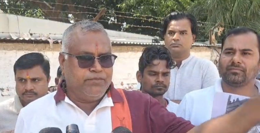 कुंभ कार्यों को लेकर कनखल की रविदास बस्ती के पार्षद का फूटा गुस्सा, फुटपाथ निर्माण की गुणवत्ता पर उठाए सवाल, देखिए वीडियो