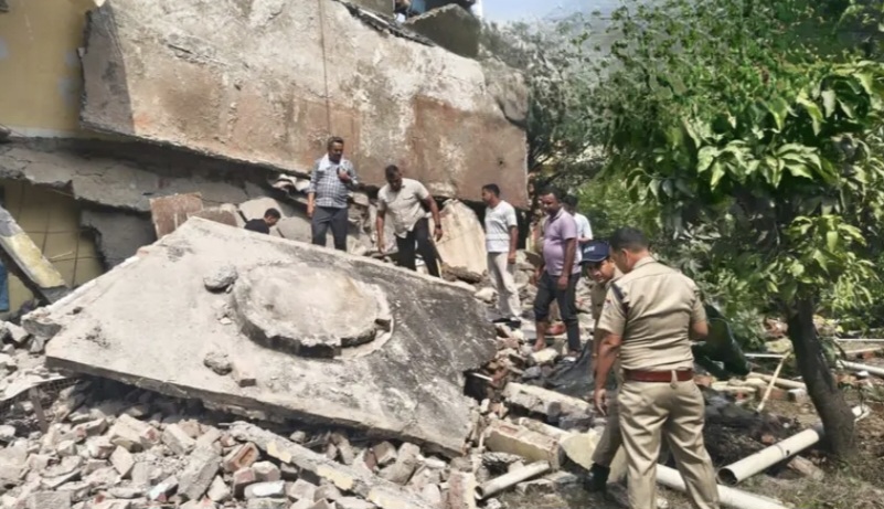 अमृत लॉ कॉलेज धनौरी में बड़ा हादसा, भवन का हिस्सा भरभराकर गिरा, पीएससी जवान आदिल की मलबे में दबने से मौत