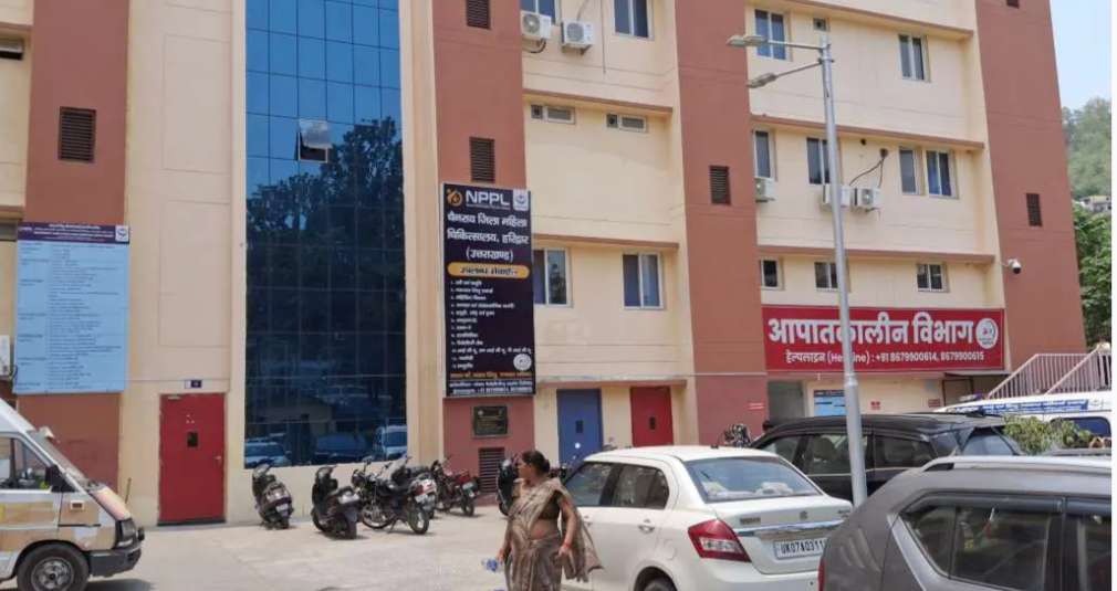 हरिद्वार महिला अस्पताल फिर विवादों में, NPPL के सुपरवाइजर पर महिला कर्मचारी से छेड़छाड़ का आरोप, प्रबंधन पर कई मुकदमों में नामजद सुपरवाइजर को बचाने का आरोप